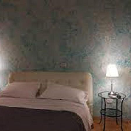 B&B アンティチ リヴェルベリ イン ステーション サレルノ 部屋 写真