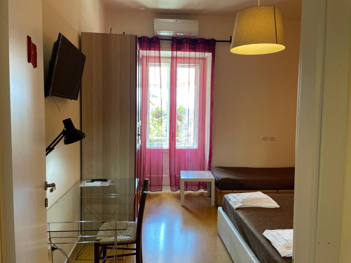 B&B アンティチ リヴェルベリ イン ステーション サレルノ 部屋 写真