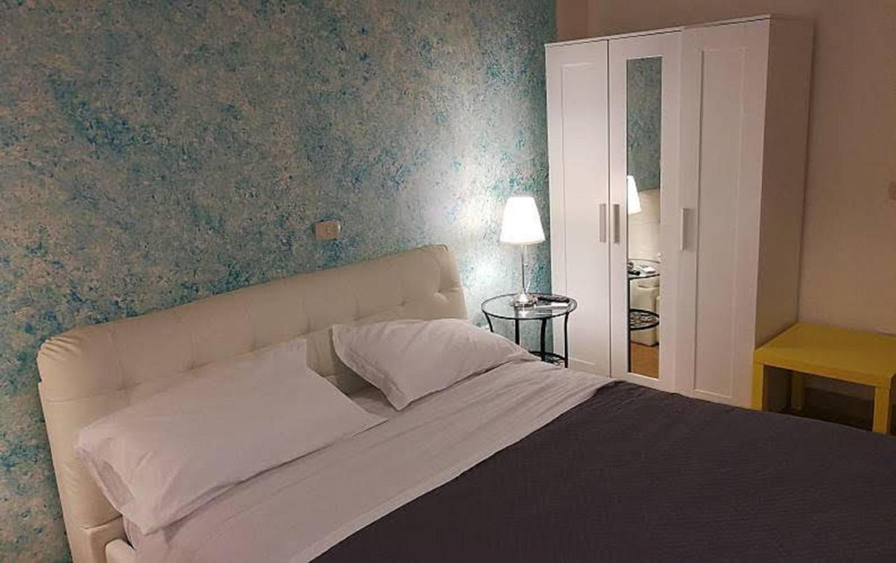B&B アンティチ リヴェルベリ イン ステーション サレルノ 部屋 写真