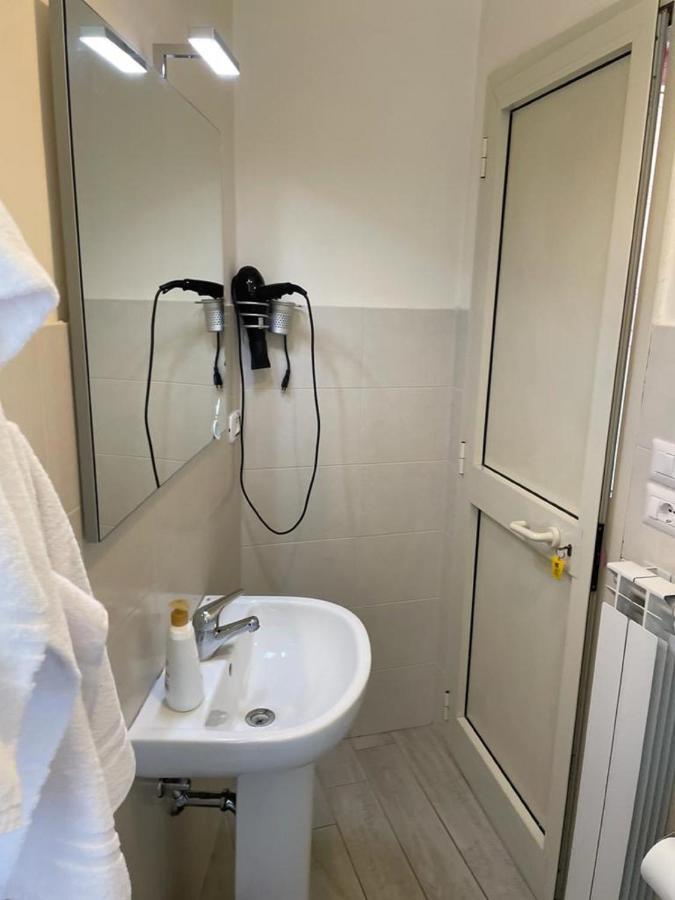B&B アンティチ リヴェルベリ イン ステーション サレルノ 部屋 写真