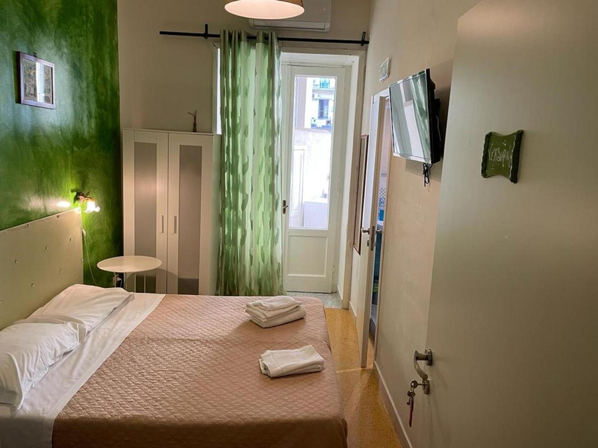 B&B アンティチ リヴェルベリ イン ステーション サレルノ 部屋 写真